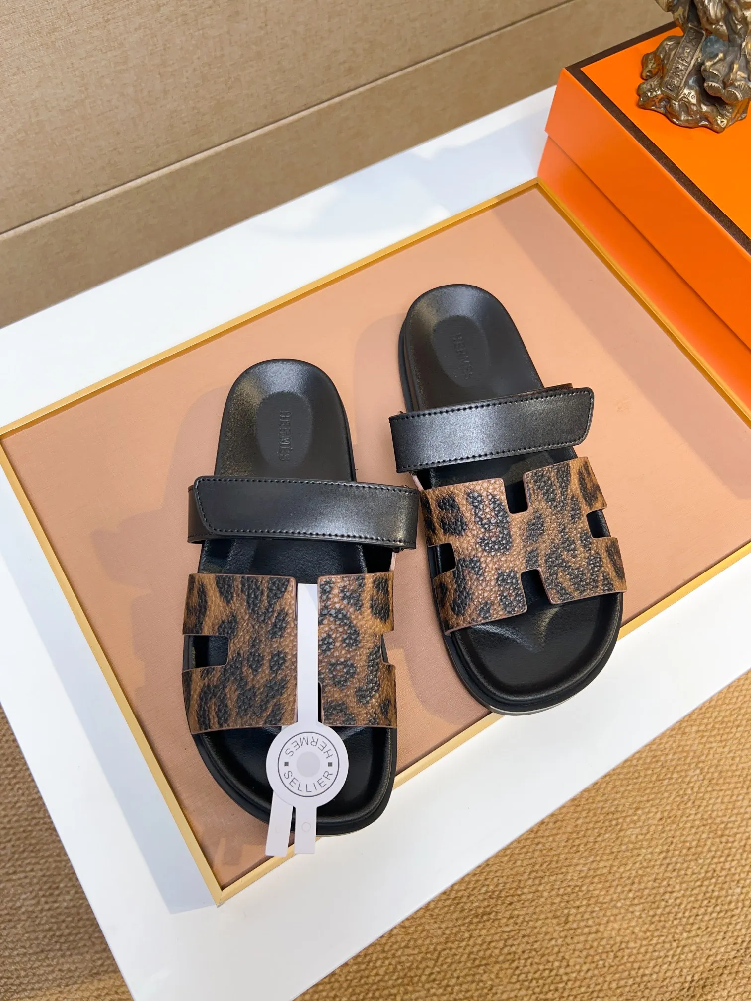 Men's clothing and shoes 💰340 💅💅💅 new arrival. Hermes Hermes official website latest counter synchronized new oran color leather H slippers, the original Paris version flew back to the original model and opened the mold to make it perfectly🍌The highest quality Sincerity, you can enter and leave the counter at will [Deyi] The upper is made of original customized  colored palm prints, crocodile print, ostrich print, colored cow leather, colored cow suede, 🤔 horse hair, 🥳 colored diamonds, 🥰 3D printing, and other genuine leather slippers, imported cow pattern foot pad lining, Italian  latest original genuine leather combination outsole Code number: 38-48 (customized at 46.47.48) Can be made into picture combination sole with genuine leather pattern and ordinary molded outsole
